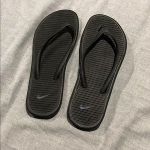 Black nike sandals